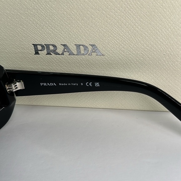 New Authentic Prada Runway SPR30Y-1AB-5S0 120 3N Sunglasses-Black - Picture 14 of 15